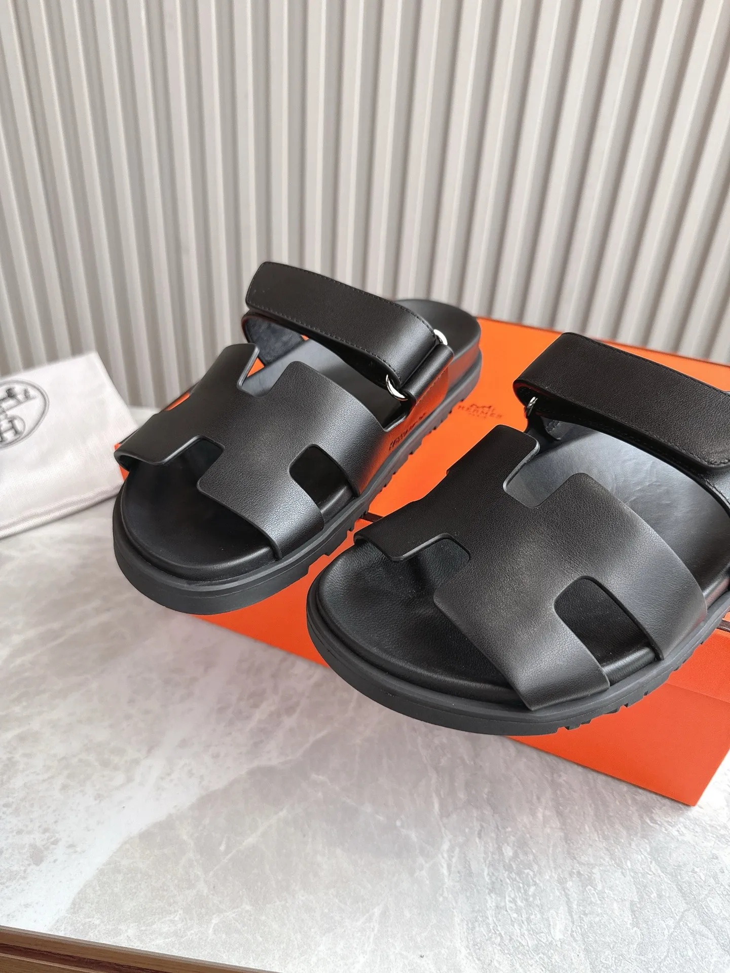 p480🐮🐮Couple model (top version) H family 2024 spring and summer new style HERMES Hermes' recently popular couple model pig nose angle sandals and slippers, paired with various colorful socks, popular. Upper: imported original deerskin (the genuine leather edging is not ordinary super migration). Lining: imported genuine leather. Outsole: Tpu non-slip and wear-resistant outsole. Size: Female 35-42 (40/42 non-returnable and non-exchangeable) Male size: 39-45 (45 non-refundable and non-exchangeable)